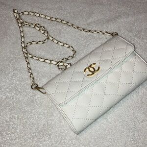 CHANEL White Quilted Leather Crossbody Wallet with Gold Chain